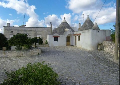 A stone-built country house with typical vaulted ceiling and trulli in need of refurbishment, located in a private but not isolated position overlooking the valley, between Specchiaruzzo and San Salvatore of Ostuni. The property dates back to 1920 an...