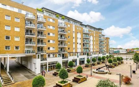 An absolutely outstanding one bedroom apartment with a private balcony overlooking the River Thames. Presented in good condition this property offers a generous amount of living space and benefits from a lift and 24 hours concierge service. An absolu...