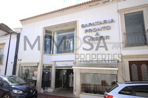 3-storey building in the city center of Lagoa, currently intended for commerce. It is equipped with an elevator and each floor has a WC and a back/office space. The building is equipped with a photovoltaic solar system, producing much of the necessar...