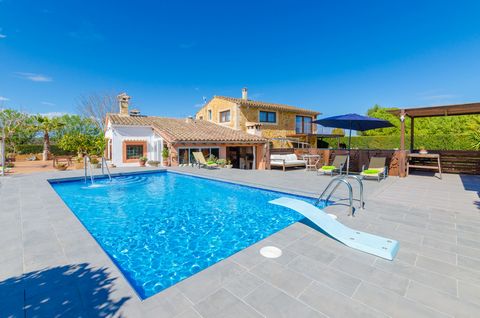 Dit prachtige vakantiehuis in Felanitx heeft een privé zwembad en is comfortabel voor 11 personen. De buitenkant is prachtig: zwem in het zwembad van 8 x 4 meter, ga zonnebaden, geniet van het landschap, eet met je vrienden onder de gemeubileerde ver...