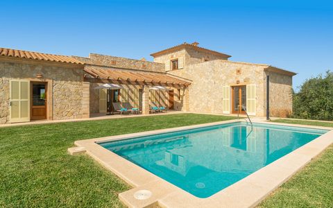 Welcome to this beautiful house located in the tranquillity of the countryside, on the outskirts of Son Servera. With a private garden and pool, it can accommodate 4 guests. The simple but elegant garden is the best place to enjoy the good weather on...