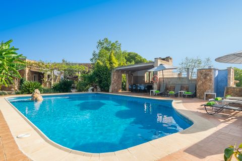 Beautiful villa with private pool just 1.8 km from Cala Marçal beach and 2.6 km from Portocolom. It sleeps 10 guests. The best plan after an entertaining day at the beach is to cool off in the fabulous chlorine pool that measures 10 x 6 meters and ha...