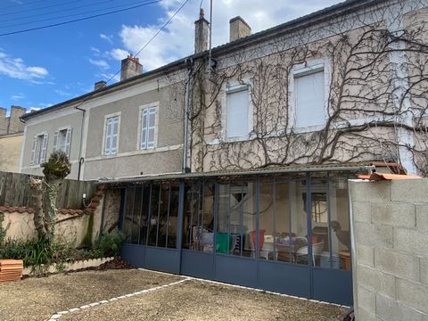 Dpt Dordogne (24), à vendre PERIGUEUX maison de 200 m² avec une véranda de 32 m², un jardin de 185 m²