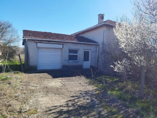 Price: €7.000,00 District: Yambol Category: House Area: 120 sq.m. Plot Size: 2735 sq.m. Bedrooms: 3 Bathrooms: 1 Location: Countryside rice: 7 000 euros Living area: 120 sq.m Plot: 2735 sq.m We offer for sale a two-story house with a built-up area of...