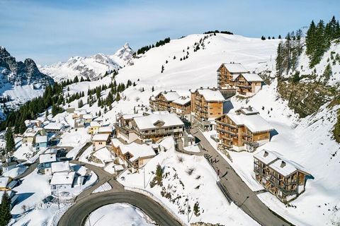 Les Portes du Grand Massif En la singular estación de esquí Flaine, conocida debido a sus perpetuas nieves como el gran bol nevado, se alza una residencia muy original llamada Les Portes du Grand Massif. Este establecimiento hotelero de 4 estrellas e...