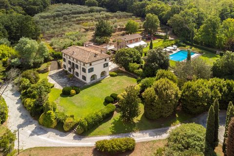 Luxurious historic villa built on a building complex founded before the year 1000 by a noble family of Lombard origin who erected several buildings in the area including the church of Santa Maria. The luxurious and elegant residence is located a few ...