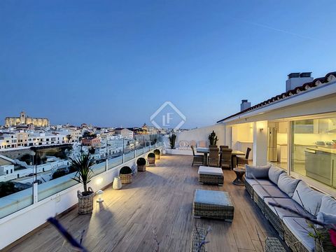 Lucas Fox presenta este singular ático dúplex de 202,83 m², con una terraza de 143 m², orientado a sur, ubicado frente al puerto, con impresionantes vistas a la catedral, al Ayuntamiento y al puerto deportivo de Ciutadella de Menorca. La vivienda de ...