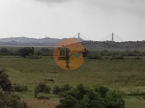 Rustikales Land mit 13.400 m2, befindet sich in Azinhal in Castro Marim - Algarve. Land mit flachem Teil, mit Wasser aus dem Damm. Freier Blick auf die Algarve. die Brücke und den Guadiana-Fluss. Ausgezeichnet für Wohnwagen und Wohnmobil. Camper. Abn...