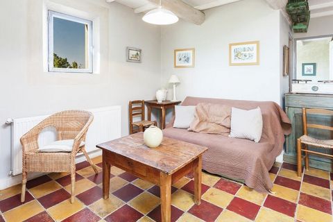 Located in Oppède, this 2-bedroom cottage can accommodate 4 guests and is perfect for a family getaway. It features a shared swimming pool with deckchairs for a great day at the poolside. Enjoy the local delicacies from the restaurants, 3 km. The sup...