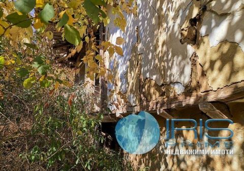 Proponiamo in vendita una casa / costruzione mista / con una superficie totale di 40 mq. e un cortile con una superficie di 965 mq, nel villaggio di Kochovo. Nel cortile accanto alla casa c'è un fabbricato agricolo. La struttura si trova vicino al bo...