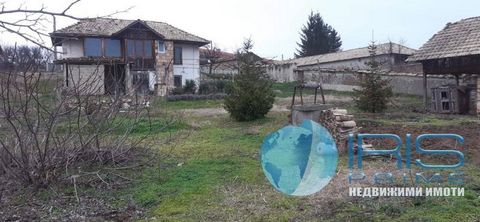 Ofrecemos a la venta una casa antigua / para renovar / con un patio en el pueblo de Vasil Drumev. La casa tiene una superficie de 107 metros cuadrados. en 2 plantas con distribución: Primera planta - taberna, habitación y sótano Segunda planta - dos ...