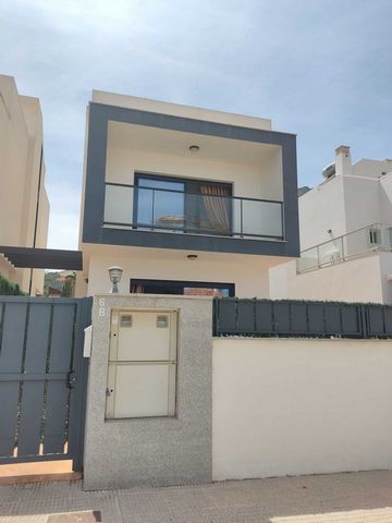 New villa in Polop. Modern villa build in 2019 and has a private garden with pool, parking space and a BBQ area. On the ground floor there is a magnificent size, open-plan living area with a high end, fully fitted kitchen, dining table and lounge, ut...