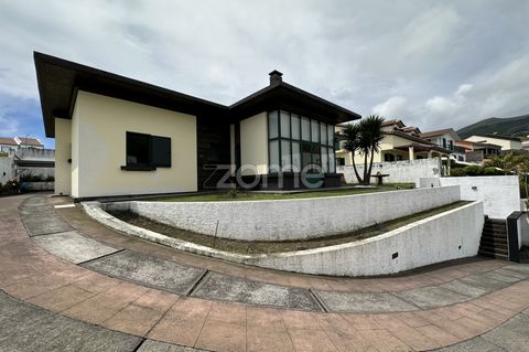 Identificação do imóvel: ZMPT557409 With a bold and contemporary design, this detached villa is set against a stunning natural backdrop. The excellent sun exposure offers plenty of natural light and a warm and inviting atmosphere. With easy pedestria...