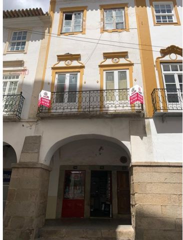 Gebäude zum Verkauf neben dem Praça do Giraldo in Évora, in der Rua João de Deus. Das Gebäude besteht aus: Erdgeschoß: - Gewerbefläche im Erdgeschoss, die vermietet wird, bestehend aus einer Fläche von 42 m2; - Wohnung im Erdgeschoss, mit einer Fläch...