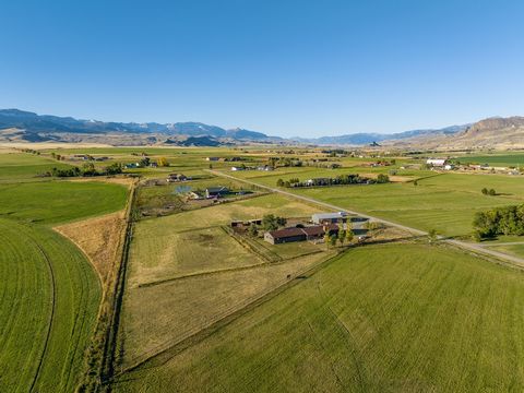 El 4 Cross Ranch es una hermosa casa de 4676 pies cuadrados ubicada en 4.56 acres planos y utilizables en el corazón del valle de Southfork en el noroeste de Wyoming. Con vistas de 360* de montañas y lagos, el paisaje es impresionante en todas las di...
