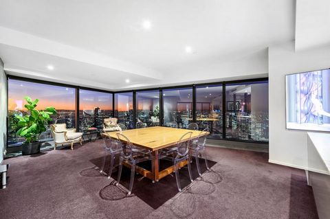 Dit appartement op de halve verdieping is een zeldzame vondst in de iconische Eureka Tower in Melbourne en biedt stijlvolle, verfijnde interieurs met een prachtig uitzicht. Kamerhoge ramen tonen oogverblindende stadslichten en een betoverend 340-grad...