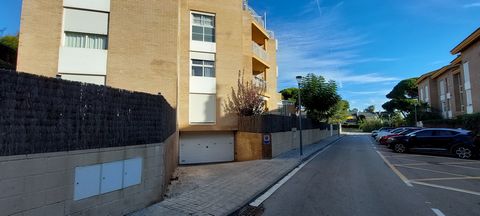GPcasa offers you exclusively a garage space for cars, on the semi-basement floor with good access practically flat and easy manoeuvrability. The parking space for sale in Llavaneres is located in the beach area of Sant Andreu de Llavaneres. Call!! C...