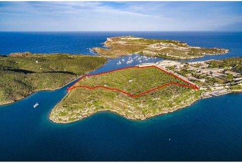 Exceptional finca integrated on the island of Lazareto that enjoys the best views of the port of Mahón. It has 7 hectares of land on which a small urban house and other rural buildings sit. A project is currently being processed for an agricultural o...