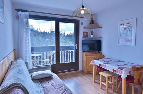 Fully furnished cabin studio of 23m2 located on the 1st floor of a residence located in the Lays sector, 15 min walk from the center of the resort of Les Carroz. It is composed of a living room with a fitted kitchen and its south-west facing balcony,...