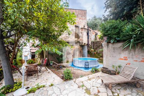 LUXE PROPERTIES is pleased to present this cozy and beautiful farmhouse with a lot of potential for sale in Castellnou, Rubí, just 20 minutes from Barcelona and less than 5 minutes from the town. It consists of about 421 m2 built on a plot of 2,003 m...