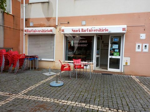   Predimed Jota Alandroal presents,   Café/Snack Bar in excellent condition. Composed of living room, kitchen, storage room and toilet. It is fully equipped and furnished, working and cold machines. Situated in the bustling university area of the his...