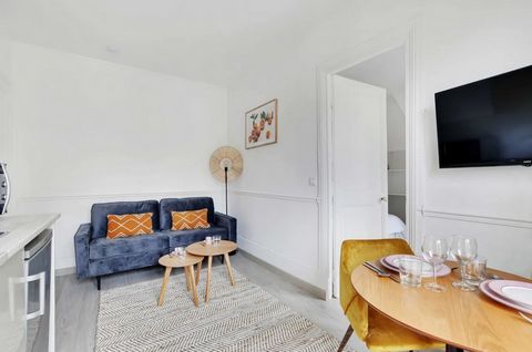 It is a 26m² flat located on the 5th floor without a lift, only 3 minutes walk from the Atelier des Lumière. It is composed of: - An open kitchen equipped and functional: fridge, cooking plates, coffee machine, toaster, kettle, oven ... - A living ro...