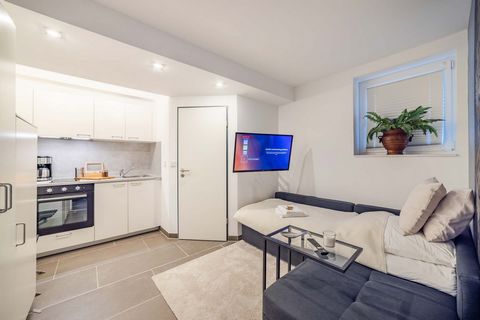 Cozy 1-person apartment for rent in a central location in Norderstedt! Newly furnished and of high quality, the accommodation in the basement has a fully equipped kitchen and an elegant bathroom with shower-toilet and rain shower. The custom-made sof...