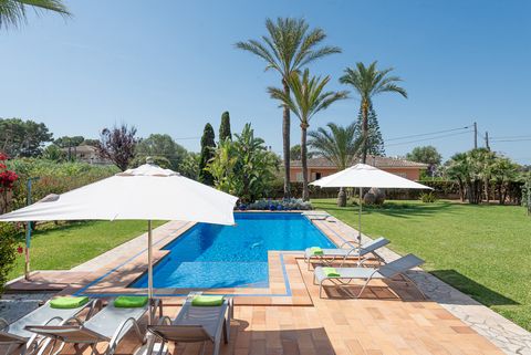 Met een privézwembad en een prachtige tuin, ligt deze fantastische villa zeer dicht bij de kust van Can Picafort en verwelkomt 8 gasten. De prachtige tuin van het pand is ideaal om te genieten van het mediterrane klimaat. Daar vindt u een chloorzwemb...