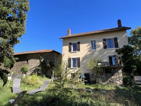 In the heart of the Périgord-Limousin area, 30 minutes from Limoges airport, this property is in a hamlet and has 6 hectares of adjoining meadow land overlooking a river. The land is ideal for any project involving nature (keeping horses, etc.) The p...