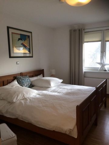 Lovely and shiny apartment in popular quiet location. Supermarkets and public transportation are nearby (5 minutes). The central station is reached within walking distance (15 minutes). The spacious apartment could be used of a little family or of 3-...