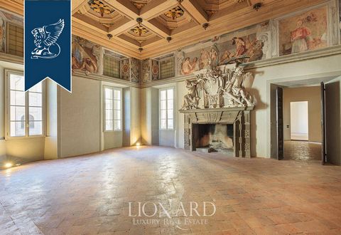 Au cœur du centre historique de Côme, à deux pas de la cathédrale et des berges du lac, ce somptueux appartement de 550m² est à vendre à l'intérieur du magnifique Palazzo Odescalchi. Bâti en 1600, période de grande splendeur pour toute la ville ...