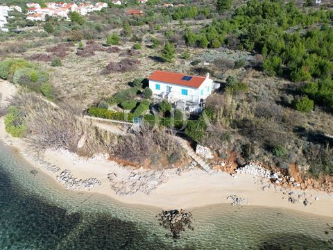Location: Primorsko-goranska županija, Rab, Barbat na Rabu. Ein schönes einstöckiges Haus direkt am Strand. Das Haus ist von Grün, Kiefern und Lavendel umgeben. Es besteht aus zwei Schlafzimmern, einem Badezimmer, einem größeren offenen Bereich des W...