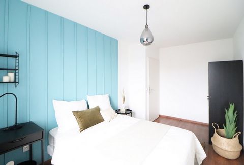 Discover this beautiful 12 m² room, to rent in a luxury 80 m² apartment in the heart of Lille! This room, with a soft white decoration punctuated with blue duck, has everything you need for a pleasant stay: a night space and a work space. Rented full...
