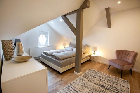 Wohnung im Dachgeschoß 75 qm² Belegung max. 5 Personen plus 1 Baby/ Kleinkind Schlafzimmer mit Kingsize Bett für 2 Personen Schlafzimmer für 2 Personen Wohnzimmer mit Schlafcouch für 1 Person Küche mit Essbereich Waschmaschine Bad mit Badewanne, Dusc...