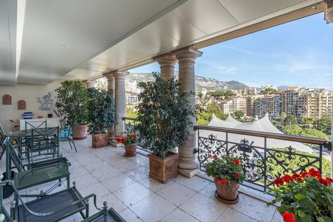 In a privileged seafront position, this flat is located on the 8th floor of one of Monaco's most sought-after residences, the luxurious Seaside Plaza. This residence offers top-of-the-range facilities, including a gym, two swimming pools, security se...