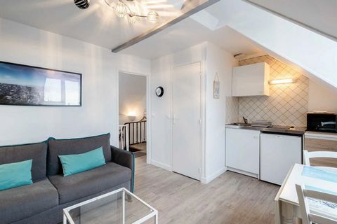 Nestling in the heart of the charming coastal town of Trouville-sur-Mer, this flat offers an idyllic getaway for lovers of the sea and authentic charm. Ideally located, our accommodation is just a short stroll from the seafront, golden beaches and th...