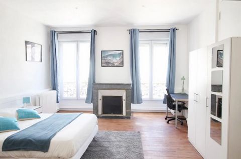 Very spacious 26m² room, fully furnished. It features a double bed (140x190) accompanied by a bedside table with a lamp. A workspace is available, consisting of a desk with a chair and lamp. The room also offers ample storage space: a wardrobe with a...