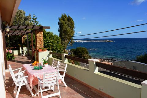 BEAUTIFUL APARTMENT 10 meters from the beach of Cala Gonone, with spectacular sea views located on the seafront Palmasera. Large size, consists of spacious living area with kitchen, dining room with library, wicker furniture, with a backdrop to all o...
