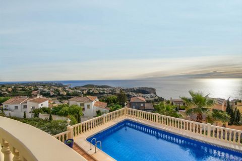 Wunderschöne und schöne Villa mit privatem Pool in Benitachell, Costa Blanca, Spanien für 6 Personen. Das Haus liegt in einer residentiellen Umgebung, etwa 3 Km entfernt vom Strand von Cala Moraig und etwa 3 Km entfernt von Poble Nou de Benitachell. ...