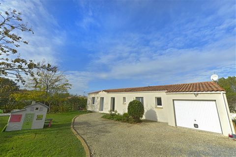 South Charente-Maritime, Saint-André-de-Lidon. Large recent independent single-storey family house of approximately one hundred and fourteen square meters on a plot of approximately nine hundred and sixty-nine square meters. The garden is landscaped,...
