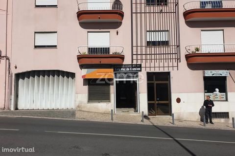 Property ID: ZMPT550488 Store in the central area of Brando, Amadora. The store has been rented for €450 since March 1, 2023. Located in front of the shopping center store next to the Parish Council of Brandoa, suitable for any type and trade. Locate...