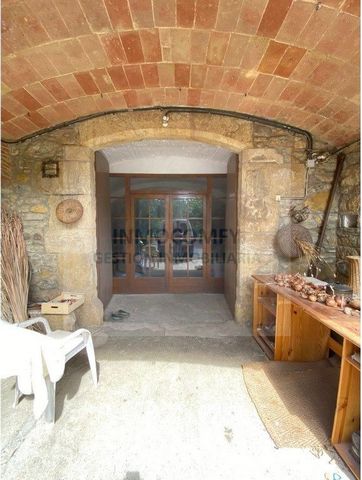 GRAN MASIA CATALANA located in the center of the Bisbal d'Empordà, with a total constructed area of about 960 m2, of which about 500 m2 belong to the house and the remains to a porch with parking and several warehouses (which can be restored for soci...