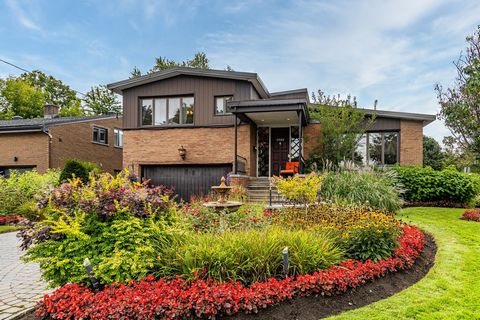 Magnificent corner detached house located in the prestigious area of Côte-St-Luc. Spacious corner house with approximatively 2800 sqft of living space. A beautiful Californian style house with garden level and multiple landings. A jewel of the most s...