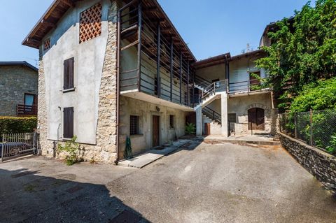 Rif: MVR - Bergamo - Farmhouse with barn for sale, surrounded by the greenery of the Astino Valley. The property is on three levels: Ground floor of 150 sqm and curtains of 115 sqm First floor of 130 sqm and balcony of 20 sqm Second floor of 130 sqm ...