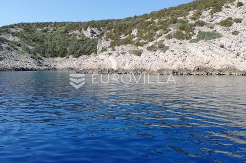 Hvar, agricultural land in the bay on the north side of the island, first row by the sea, surface area 16594m2. A unique plot with a pine forest in the bay is for sale, first row by the sea with a beautiful view of the sea. The plot is approx. 4 km f...