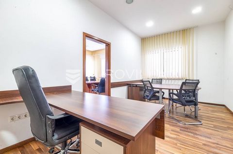 Rudeš, business space on the ground floor of a residential building with a net usable area of 86.25 m2 with two parking spaces in the garage (5.75 m2 + 7.02 m2). It consists of an entrance hall, four offices, a kitchenette and two toilets. Business p...