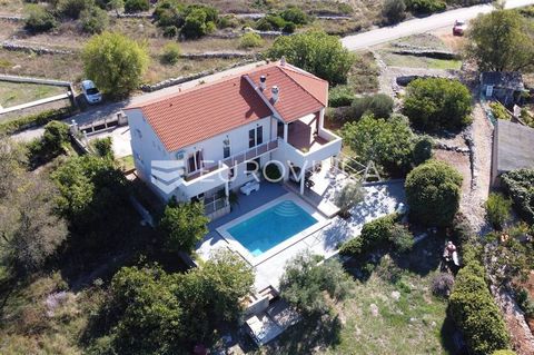 Korčula, Vela Luka, a beautiful villa located on a hill in a quiet part of the village, on the edge of the construction area, which guarantees intimate living. At the same time, as part of this offer, there is also a building plot up to the one menti...