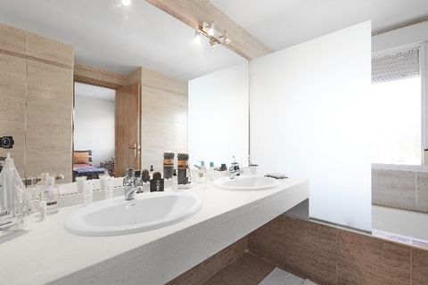 Belle maison à Alcobendas, Madrid. Cette spacieuse propriété à vendre est de 300 mètres carrés et offre 4 chambres et 3 salles de bains. Parfaite pour une famille, cette maison prête à emménager dispose d’une terrasse privée et d’un chauffage au gaz....
