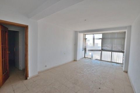 Next to the Bus Station we find this spacious and bright apartment. It consists of three bedrooms, living room with balcony overlooking the street, kitchen with laundry room, complete bathroom. It also has a communal terrace. The house, although it i...