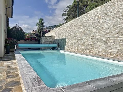 Erbalunga, à quelques minutes de la plage, une jolie villa moderne de 116m² avec sa piscine et garage. Cette maison est composée d'un séjour, d'une cuisine avec un coin-repas, de trois chambres, de deux salles d'eau, d'une buanderie et de deux WC ind...
